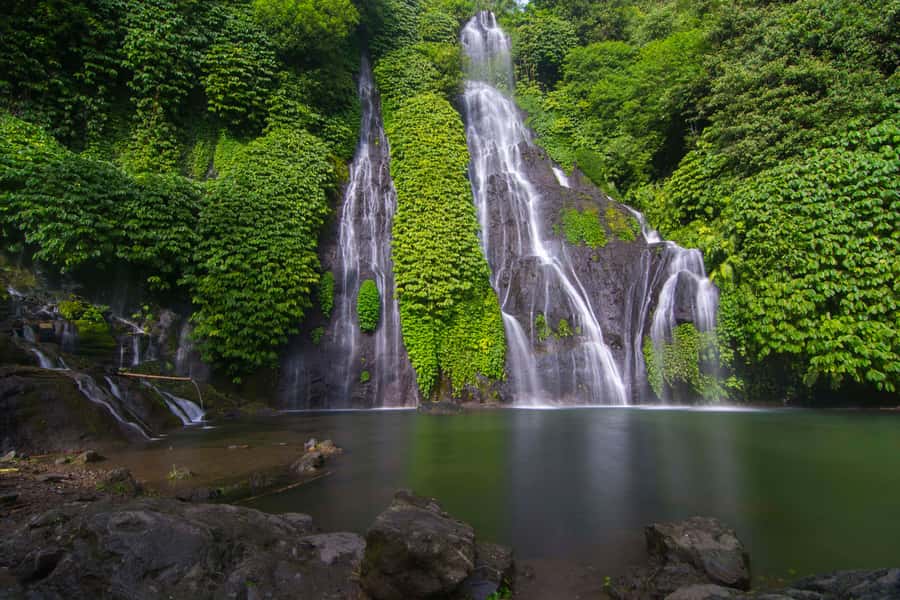 Bali: Lake Bratan, Handara Gate, Waterfall & Swing Tour - Ulun Danu Beratan and the lake temple
