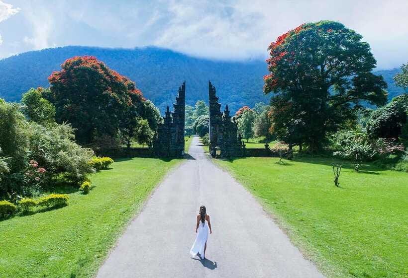 Bali: Lake Bratan, Handara Gate, Waterfall & Swing Tour - What the guides add to the day