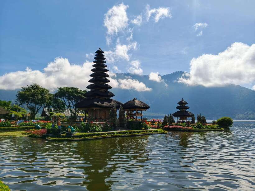 Bali: Lake Temple, Jatiluwih Rice Terrace & Waterfall Tour - Ulun Danu Beratan, Bali’s temple on the water