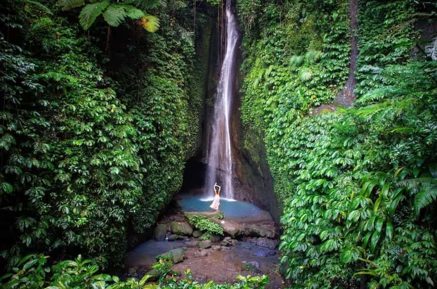 Bali: Leke Leke, Munduk, & Banyumala Waterfalls Private Tour - Munduk, coffee country, and cooler air