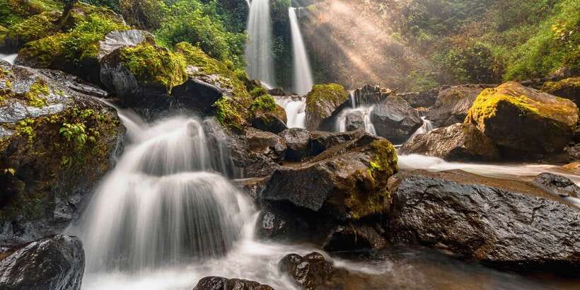 Bali: Secret Garden, Ulun Danu Temple and Waterfall Tour - Ulun Danu Beratan, Bali’s lake temple