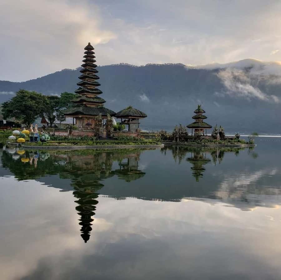 Bali: Waterfalls, Temples, and Rice Terraces Scenic Tour - Ulun Danu Beratan beside the mountain lake