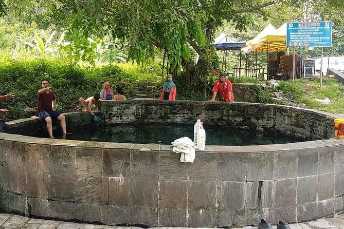 Batu Caves,Waterfalls and Hot Springs Tour With Lunch - Batik at East Coast Batik or Jadi Batek