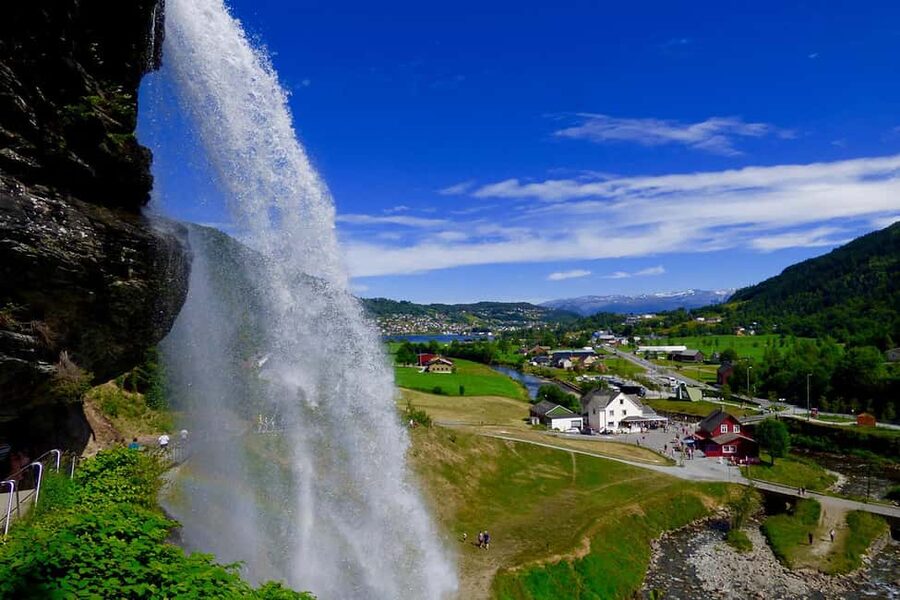 Bergen: Hardangerfjord & Waterfalls Bus Tour with Apple Pie - Over Kvamskogen and toward Hardangerfjord