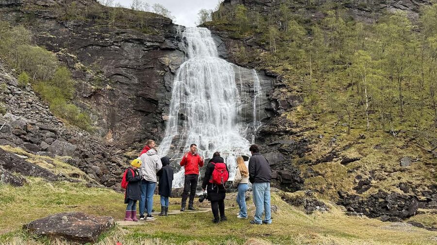 Bergen: Hardangerfjord & Waterfalls Bus Tour with Apple Pie - The ride back through mountain and fjord country