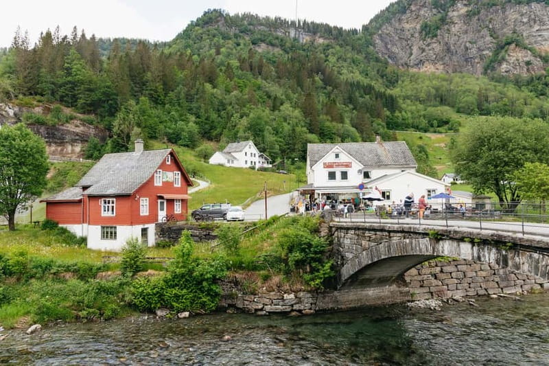 Bergen: Old Town and Waterfalls Guided Tour with Waffles - Why this six-hour route works well from Bergen