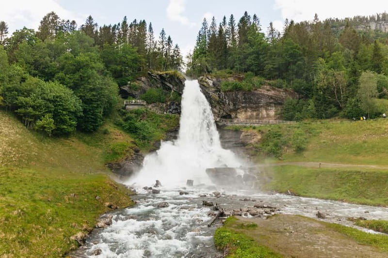 Bergen: Old Town and Waterfalls Guided Tour with Waffles - The long return drive is part of the experience