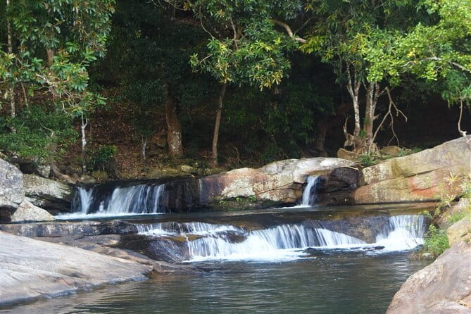 Diyaluma Waterfall and Natural Pool Bath With Lunch - Guides make the biggest difference