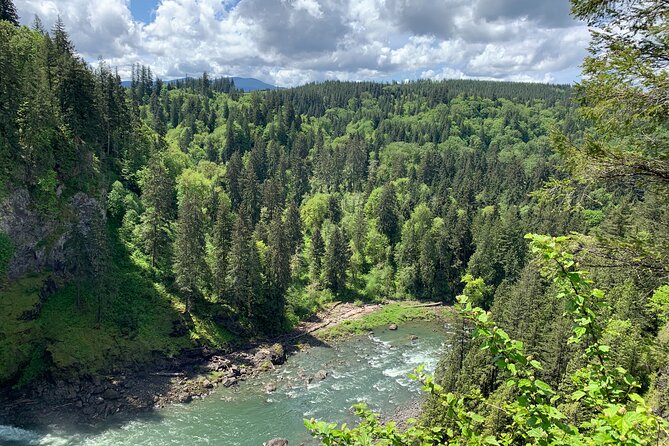 Guided forest hike to Seattle waterfalls incl. Snoqualmie Falls - What to pack for this Seattle waterfall outing