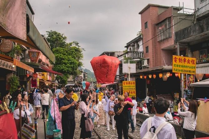 Half Day Private Tour to Jiufen, Shifen Waterfall & Pingxi Sky Lantern - Shifen Waterfall and the walk to the view