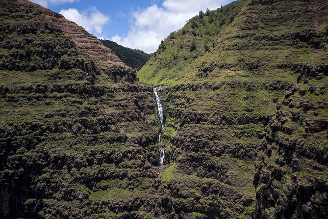 Kauai Deluxe Waterfall Safari: Helicopter Tour - What the pilot adds to the flight