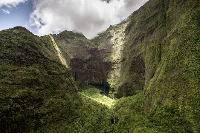 Kauai Deluxe Waterfall Safari: Helicopter Tour - Weight limits and who can take part