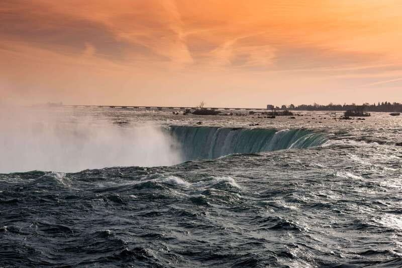 Niagara Falls Day Tour with Boat Ride & Journey Behind Falls - How the guides shape the experience