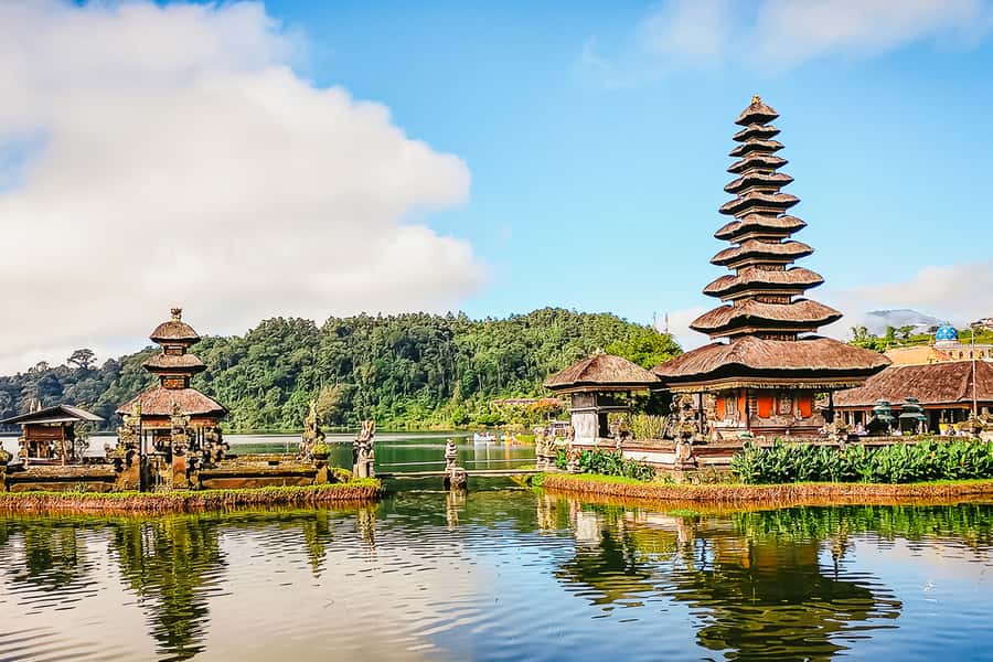 North Bali: Sunrise Tour with Dolphins, Waterfalls & Temples - Ulundanu Bratan Temple sits above the water