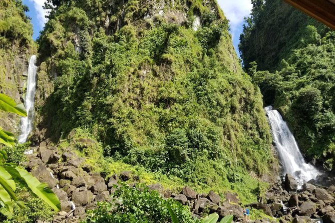 Pepper's Choice : Waterfalls, Sulphur Spa & Black Sand Beach - The road is part of the experience