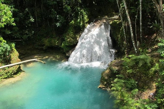 [PRIVATE] Blue Hole & Secret Falls Tour with Entrance Fees - The guides can shape the mood