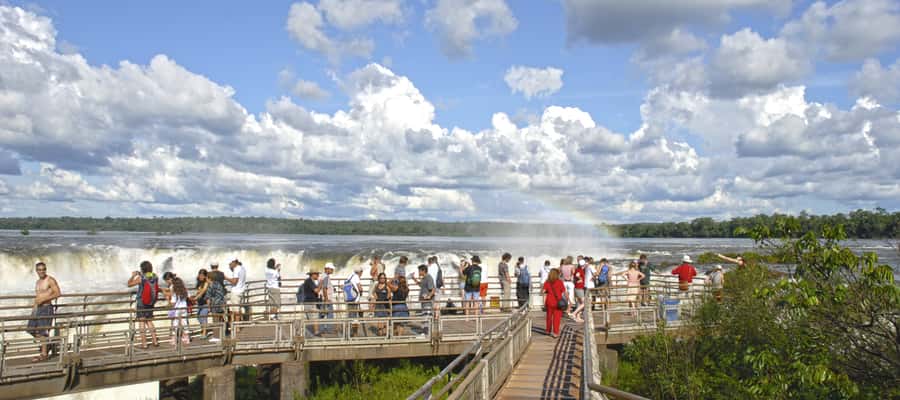 Puerto Iguazu: Iguazu Falls Argentinian Side Full-Day Tour - What the guide adds to a large-group day