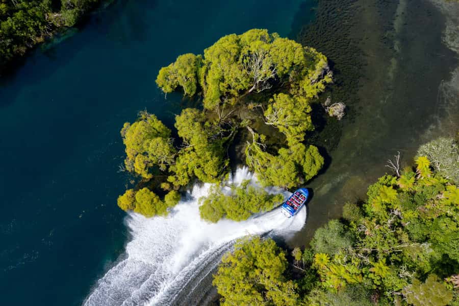 Taupō: Huka Falls 30-Minute Jet Boat Experience - Getting close to the falls