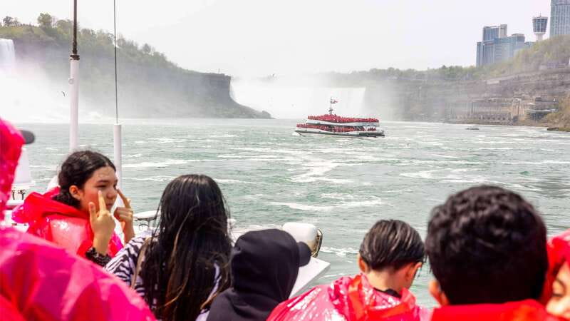 Toronto: Niagara Falls, Boat Ride & Journey Behind the Falls - The guides make the long day easier