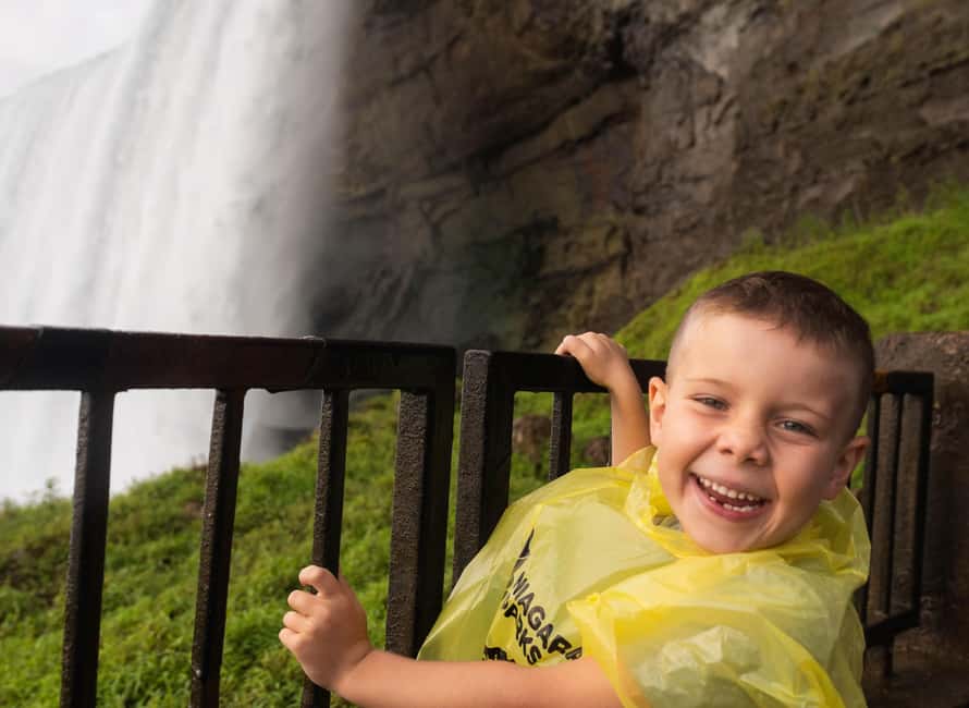 Toronto: Niagara Falls Bus Tour with Maple Tasting and NOTL - Niagara-on-the-Lake in 45 minutes