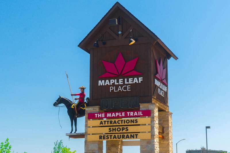 Toronto: Niagara Falls Day Tour with Optional Boat Cruise - Clifton Hill, lunch, and free time