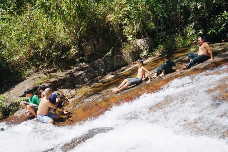 Trekking to Hidden Waterfall & Sturgeon Farm for dog-lovers - The guides make the difference