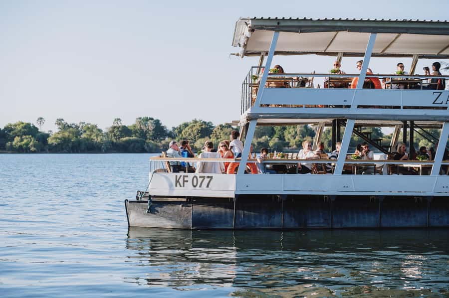 Victoria Falls: Dinner Cruise on the Zambezi River - Service, seating, and the evening mood